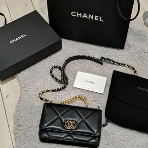 BNIB Chanel 19 WOC